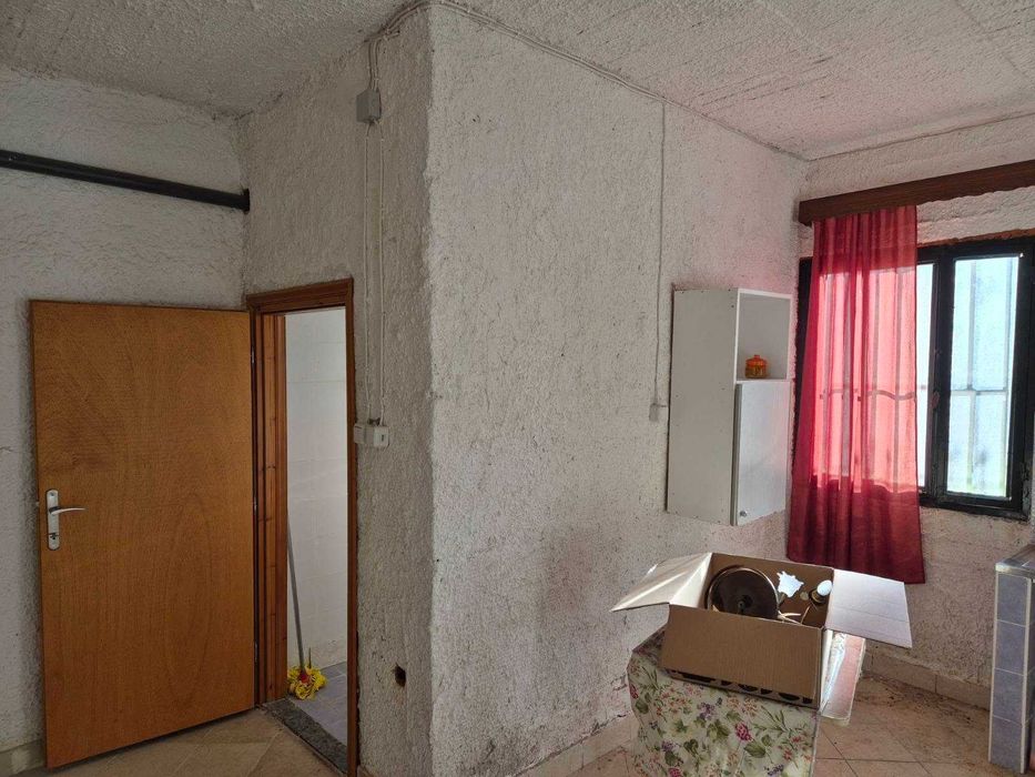 Продава се дясната част на двуетажна къща-близнак с площ 130 м2 в Аспровалта, Гърция