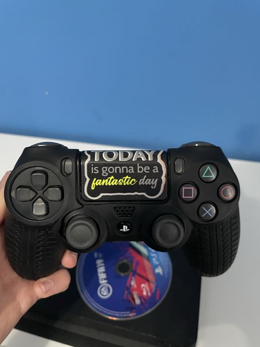 PlayStation 4 Slim + 1 controller+ Fifa 19