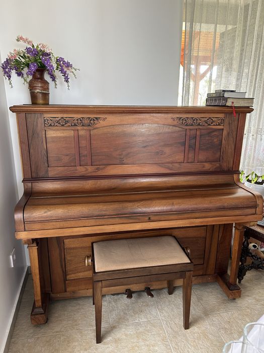 Pianina Bernard Brock