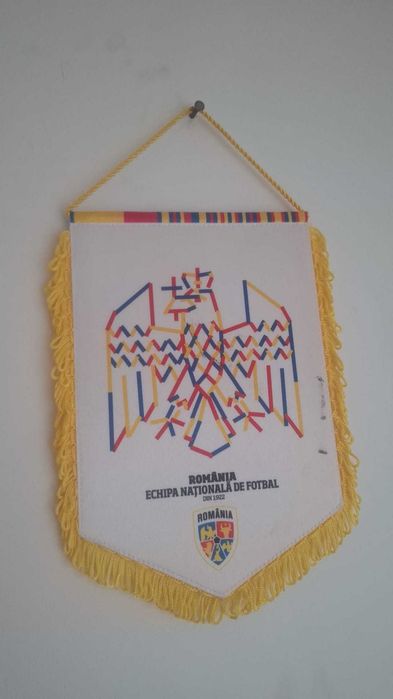Fanion Romania semnat de Gheorghe Hagi cu dovada