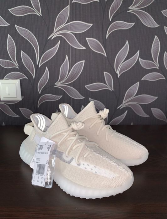Yeezy 350 noi cu eticheta