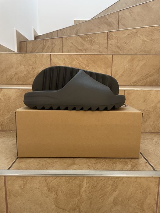 Yeezy Slide Onyx / Bone •PREMIUM