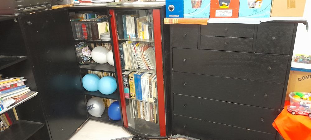 Мебели - библиотека,шкаф с чекмеджета и маса с табуретки