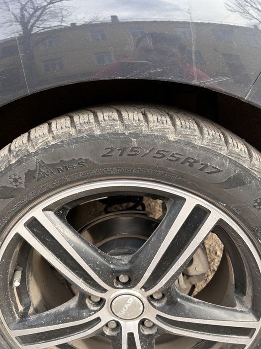 Продам зимнею  шипованную  ризину! Проездил три сезона