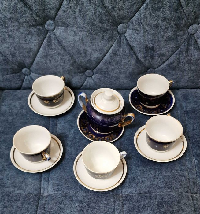 Чайный сервис с сахарницей.