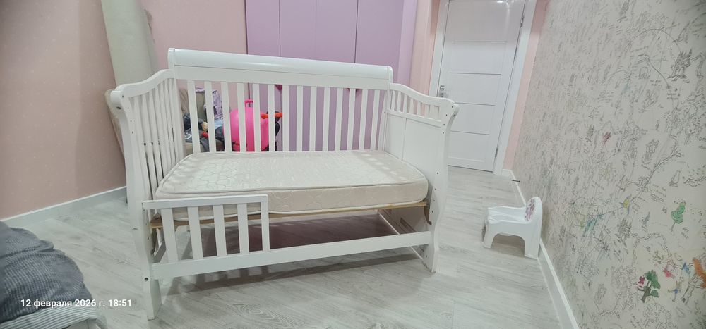 Детская кроватка-трансформер 2 в 1 
Продаётся белая детская кров