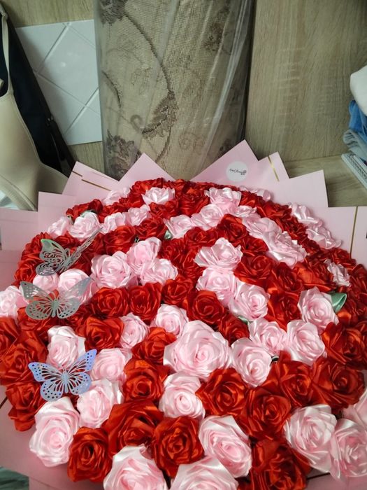 Шикарная 101 роза из ленты