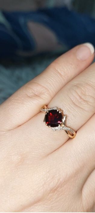 Золотое кольцо с Гранатам и Бриллиантами
