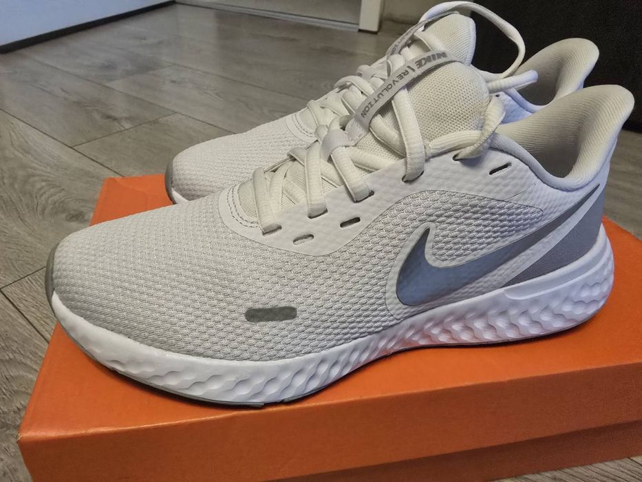 Продавам дамски маратонки Nike