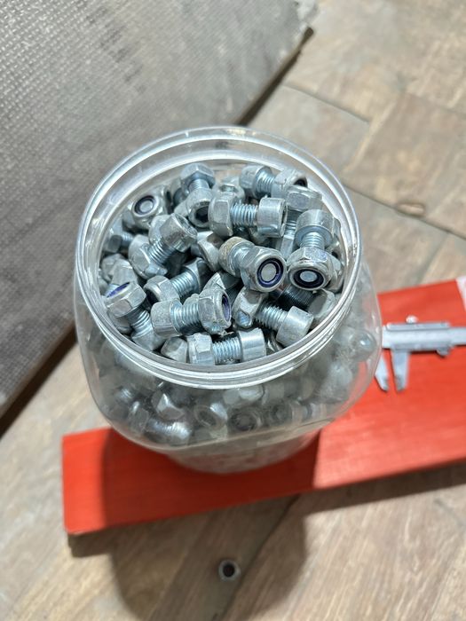 Болт и Гайку стопорную