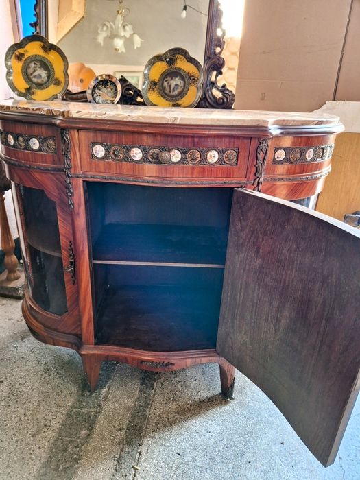 Бароково витринно шкафче