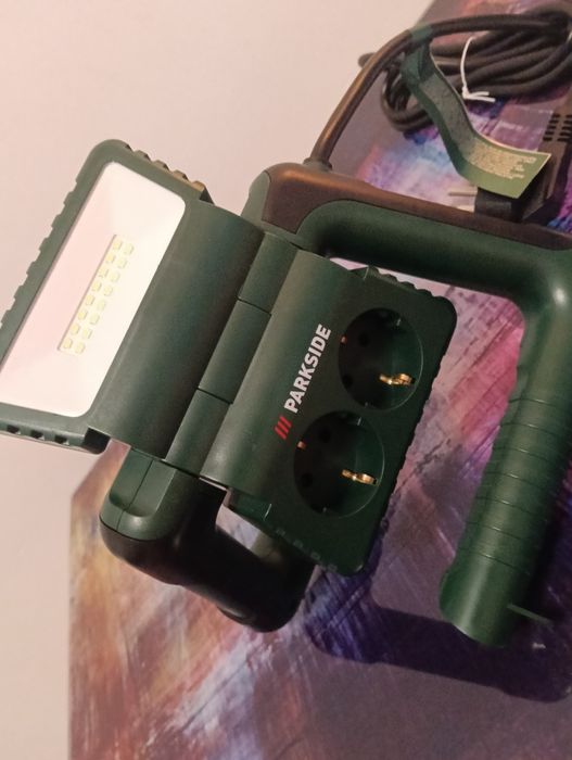 Lampa de lucru cu led și priza parkside