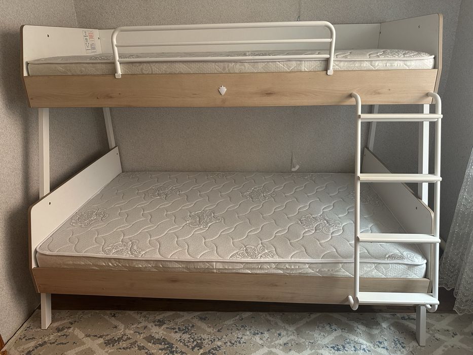 Продам кровать Двухъярусную