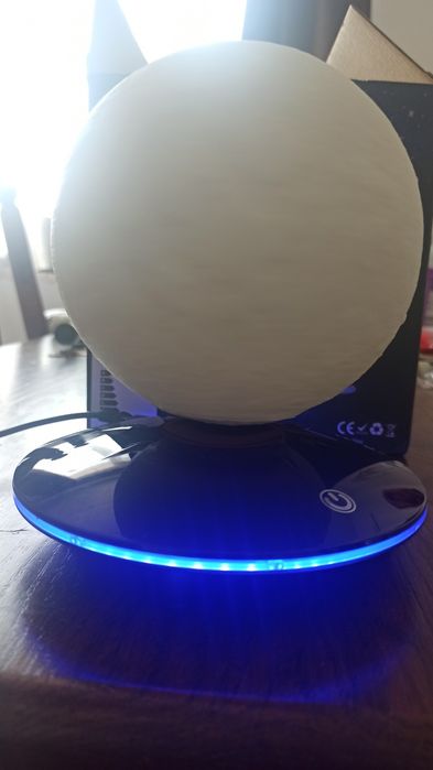 Левитираща луна лампа