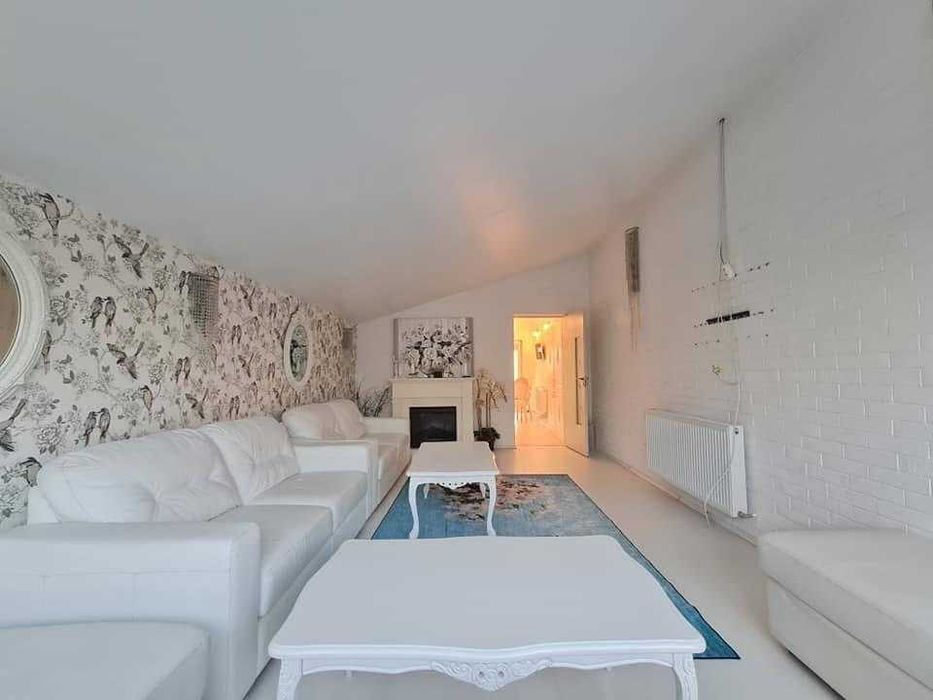 Casă elegantă, complet mobilată, cu curte amenajată