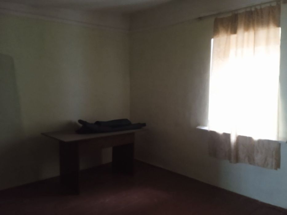 Продается срочно квартира-барак город Янгиюль . Свет газ вода подключе