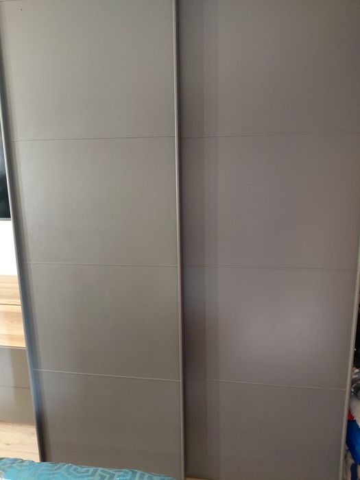 Гардероб с плъзгащи врати и скрин.