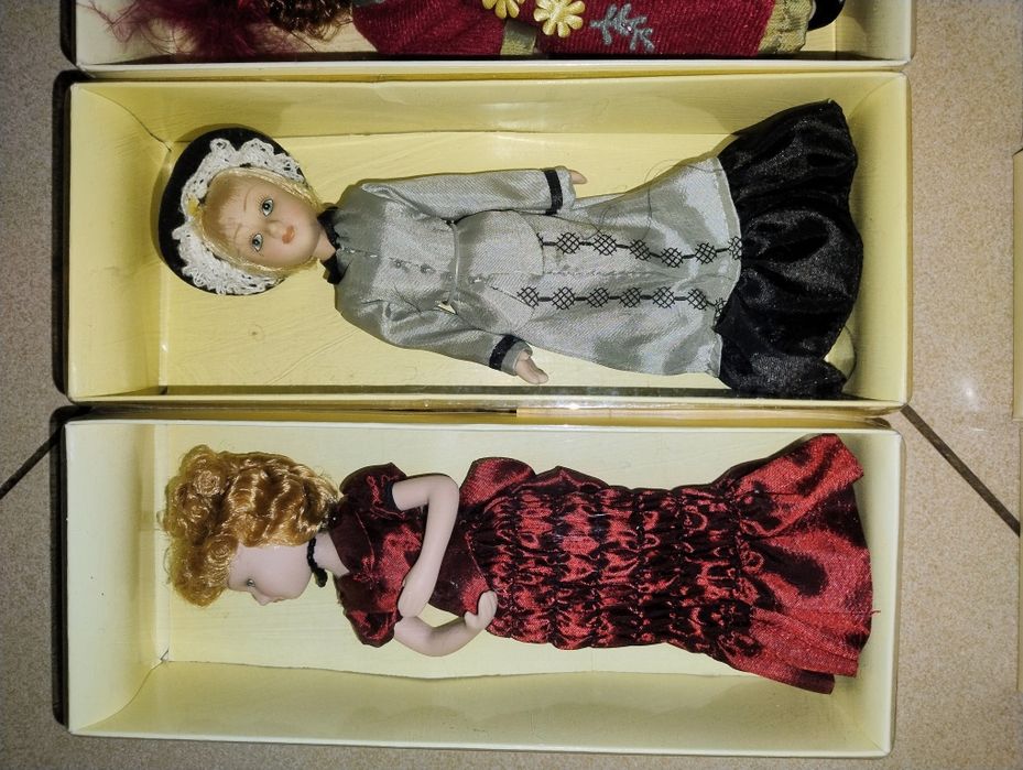 Păpuși de porțelan.