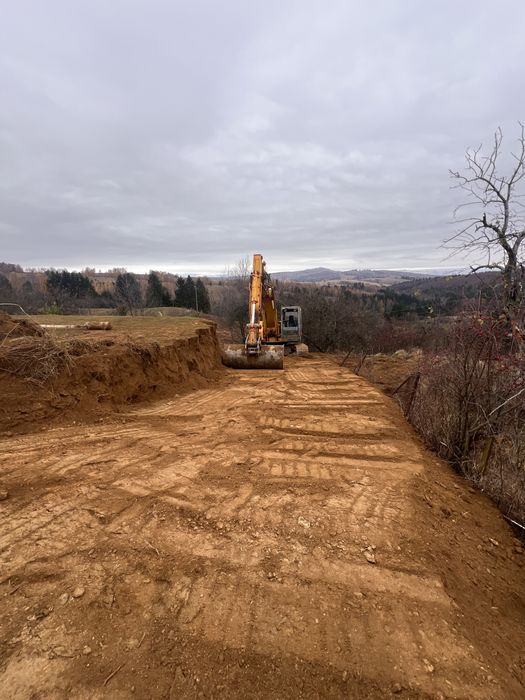 Prestam servicii cu Excavator senile cu lama de 26 tone si cupa 1.3 mc