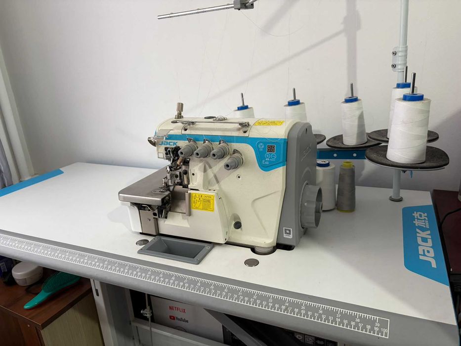 Masina pentru croitorie Jack cu 5 ace de surfilat