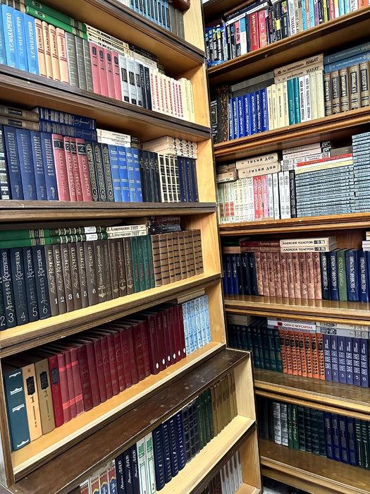 Продаются книги в большом количестве. 
Романы
Детективы
Энциклопедии