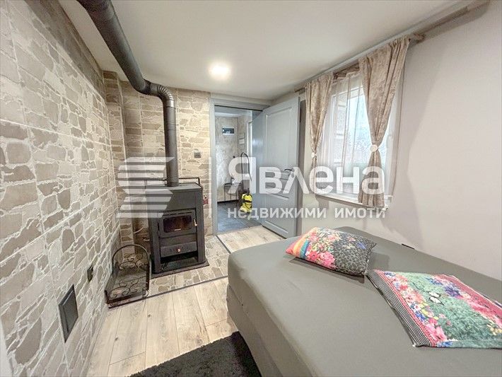 Продава се масивна двуетажна къща с уникална архит