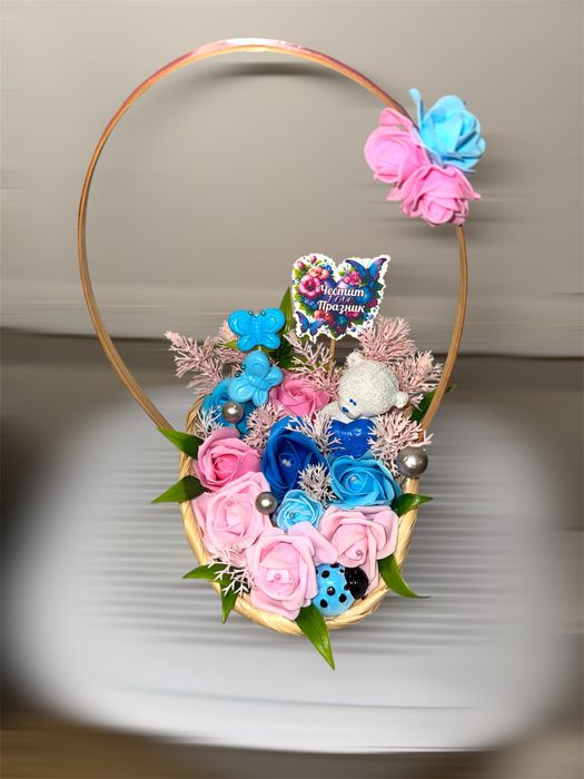 Аранжирани Кошници с цветя и керамични фигури