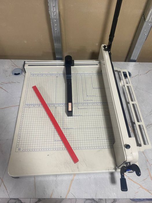 Qogoz kesadigan katta rezak 858