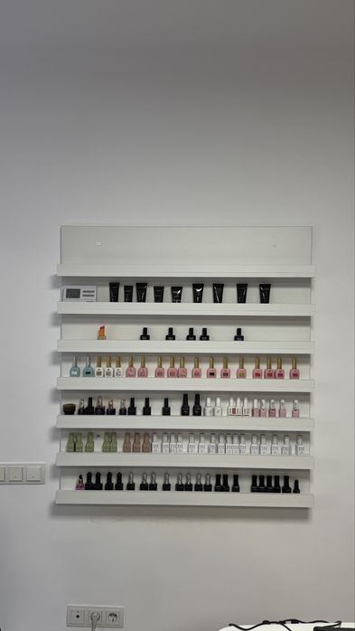 Raft de perete pentru oje