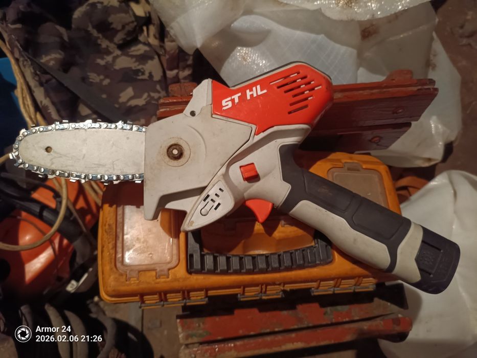 Stihl резачка с 2 батерий и зарядно