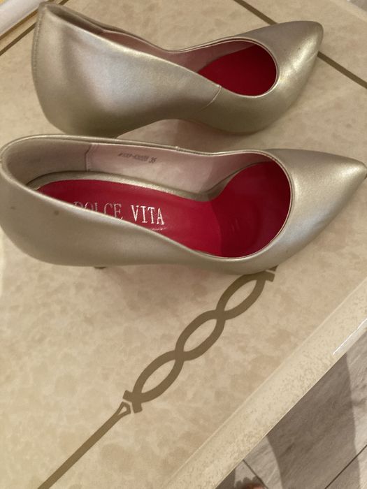 Туфли золотистого цвета