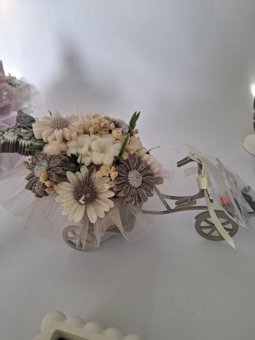 Aranjament decorativ handmade – bicicletă vintage cu flori