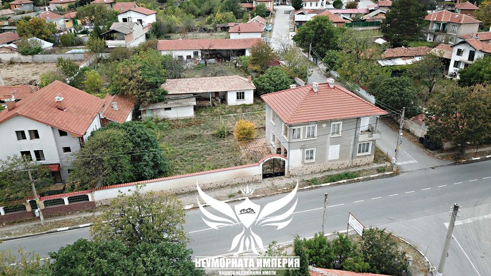 Продавам двуетажна къща с постройки 280РЗП с 900кв двор село Червен