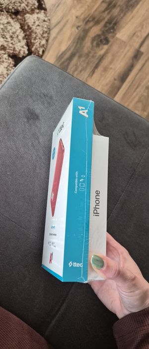 Телефон IPhone 16 Е черен
