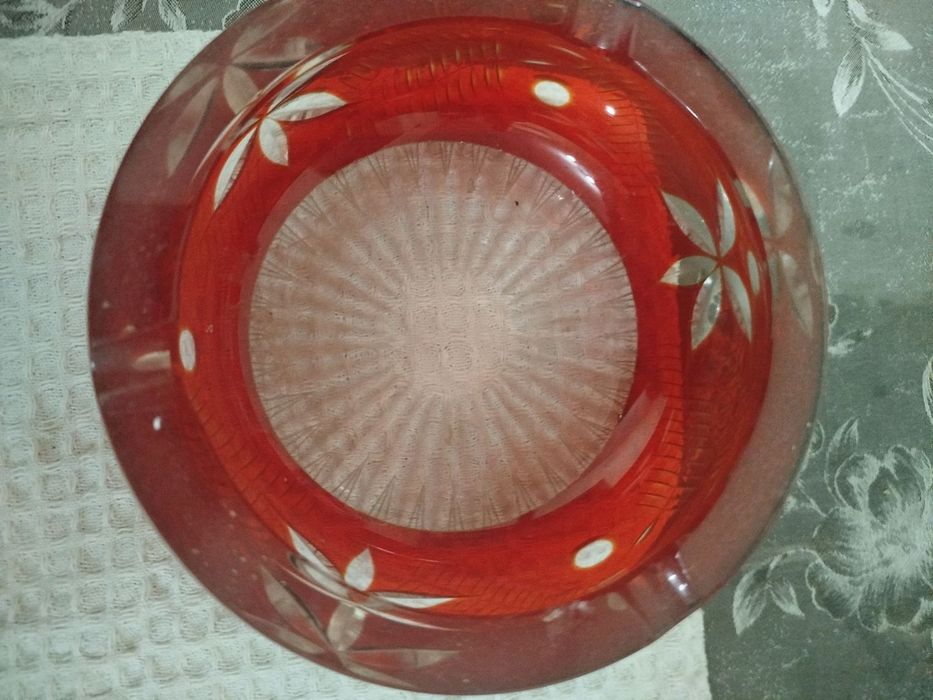 Продавам голям кристален пепелник