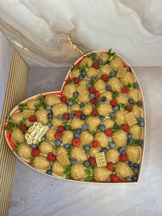 Клубника в шоколаде алматы букет подарки финики
