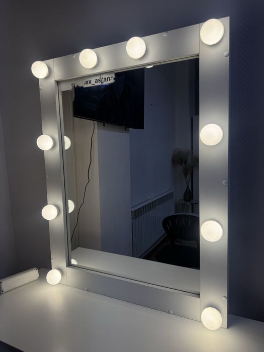 Стол визажный с подсеткои