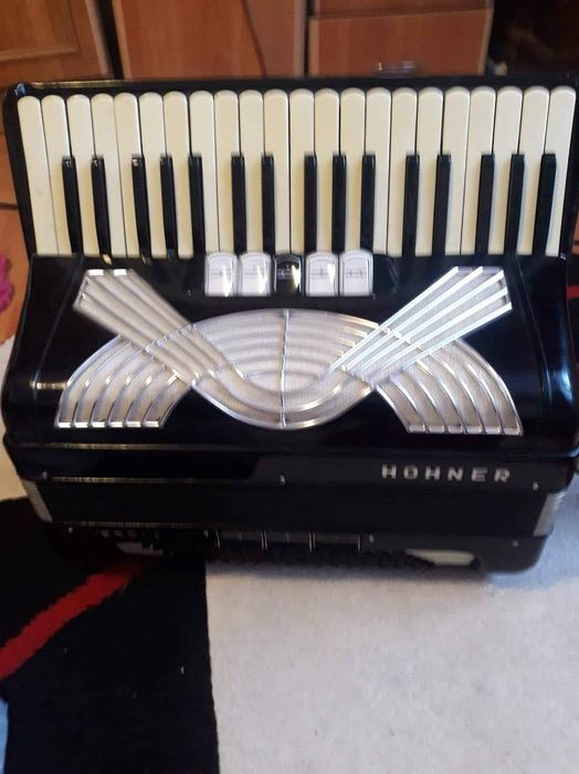 Vind acordeon hohner 96 basi.