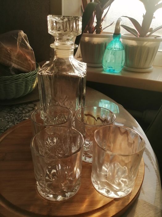 Графин и 4 бокала.