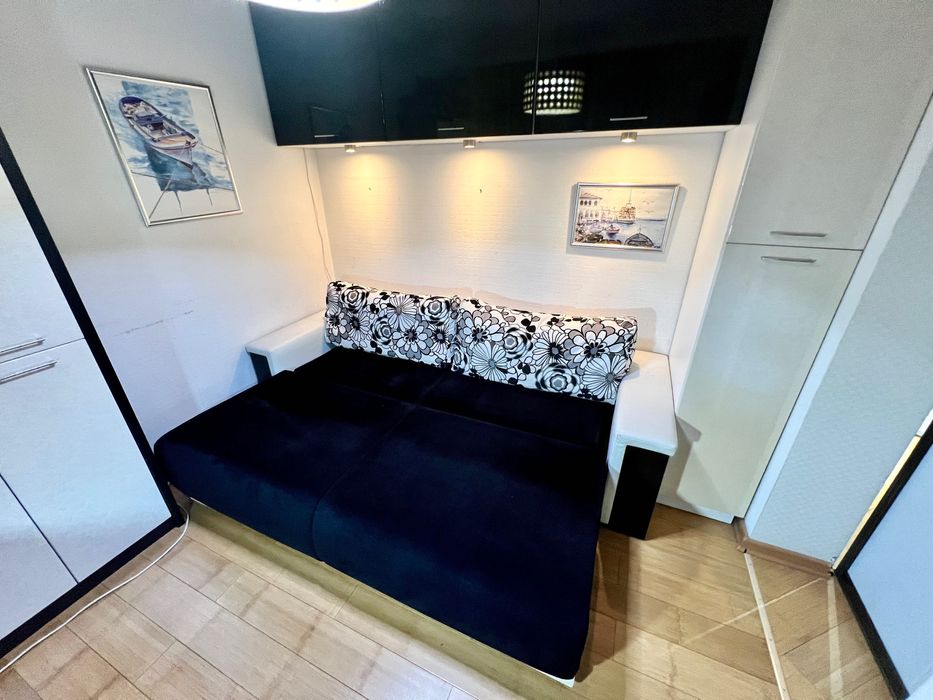 Черно-белый диван,