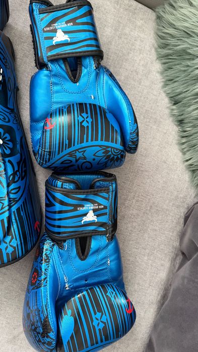Set Kickbox / Muay Thai complet + aparatoare tibie + manusi + pantaloni