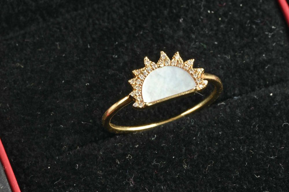 Златен Пръстен 750 (18К) с 28 Диаманта и Седеф, 2.2гр, Размер 56