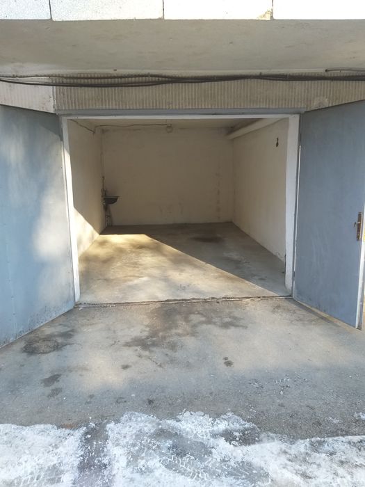 Închiriez garaj sub bloc