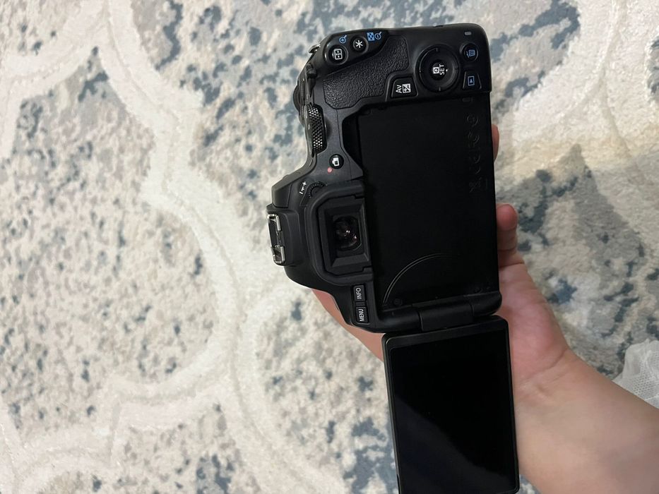 Canon EOS 250D 18-55мм