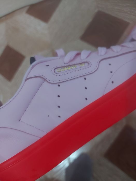 Кроссовки женские