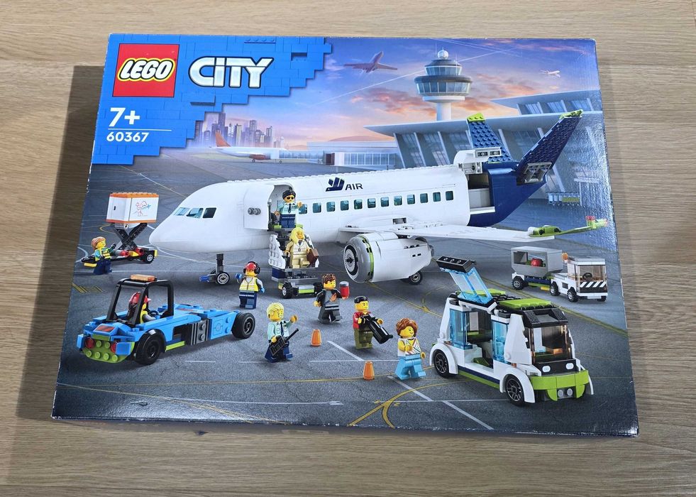 LEGO City: Avion de pasageri 60367, 7 ani+, 913 piese