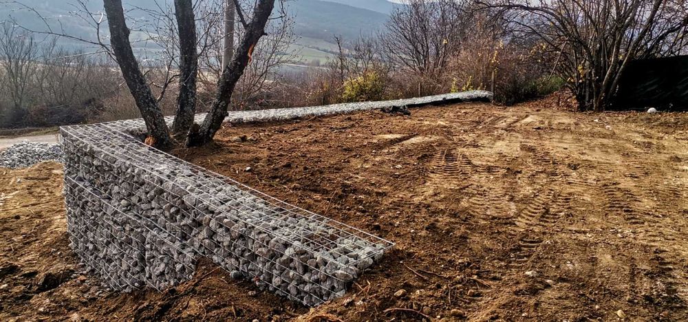 Услуги с комбиниран багер-товарач или мини верижен багер и самосвали