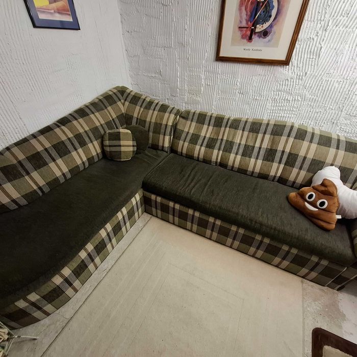 Диван разстягащ се.