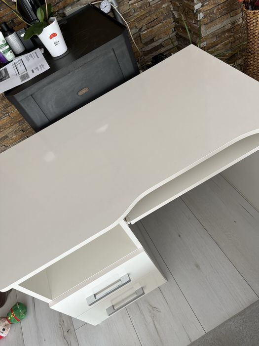 Продавам бяло бюро