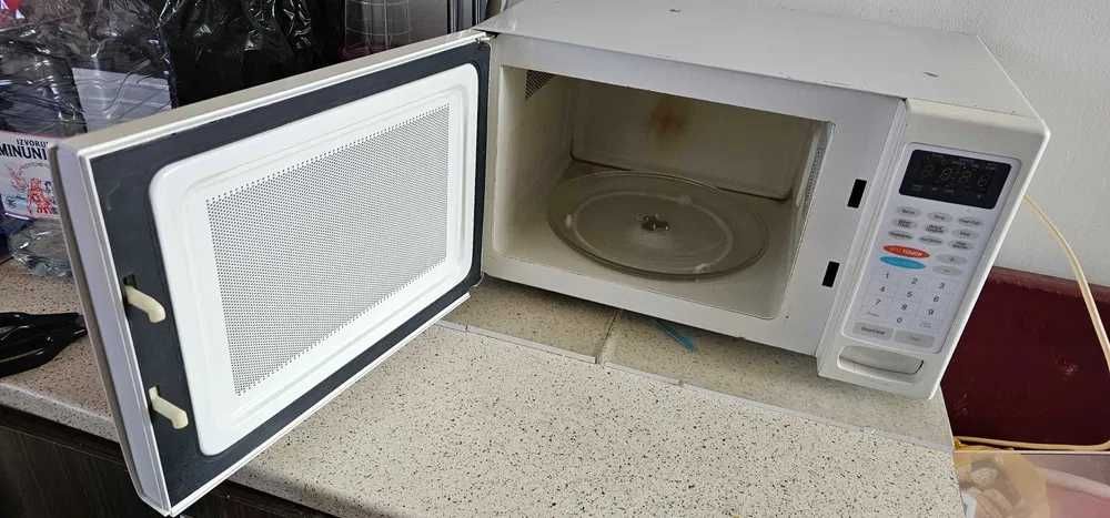 Cuptor cu Micorunde Hinari LifeStyle 1200 wati . stare Buna .